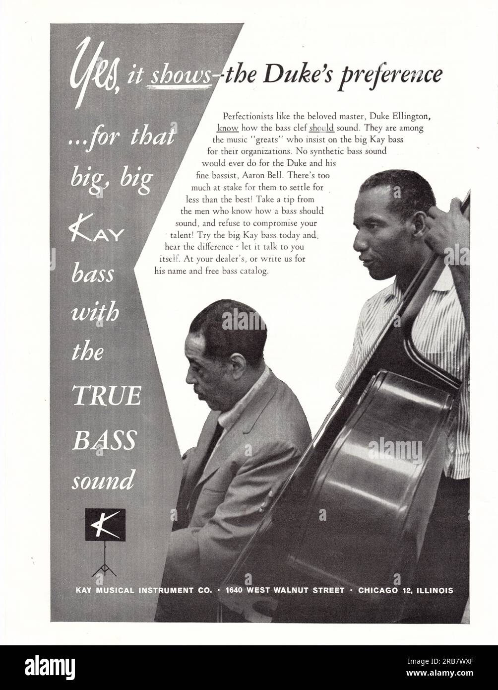 Eine Vintage-Anzeige für einen Kay Bass mit Duke Ellington und seinem Bassspieler der Zeit, Aaron Bell. Aus einem Musikmagazin aus den frühen 1960er Jahren. Stockfoto
