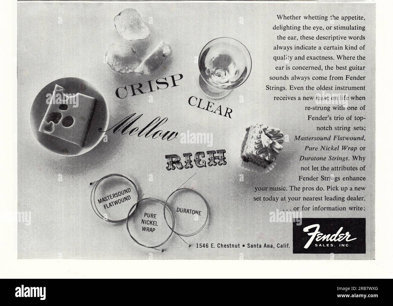Eine kluge Werbung für Fender Gitarrensaiten aus dem Musikmagazin und dem Musikmagazin der frühen 1960er Jahre. Die Anzeige behauptet, dass es knusprig ist. Klare, sanfte und satte Klangfarben beschreiben genau die von ihnen erzeugten Geräusche. Stockfoto
