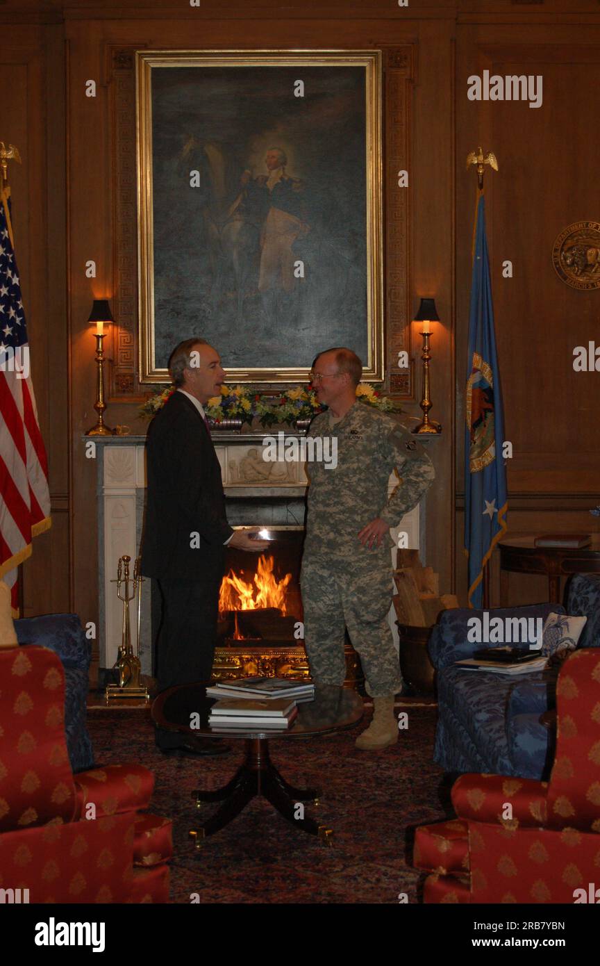 Staatssekretär Dirk Kempthorne wird von Brigadegeneral Joseph Schroedel, Befehlshaber, Abteilung Südatlantik, USA, im Innenraum besucht Armeekorps der Ingenieure Stockfoto