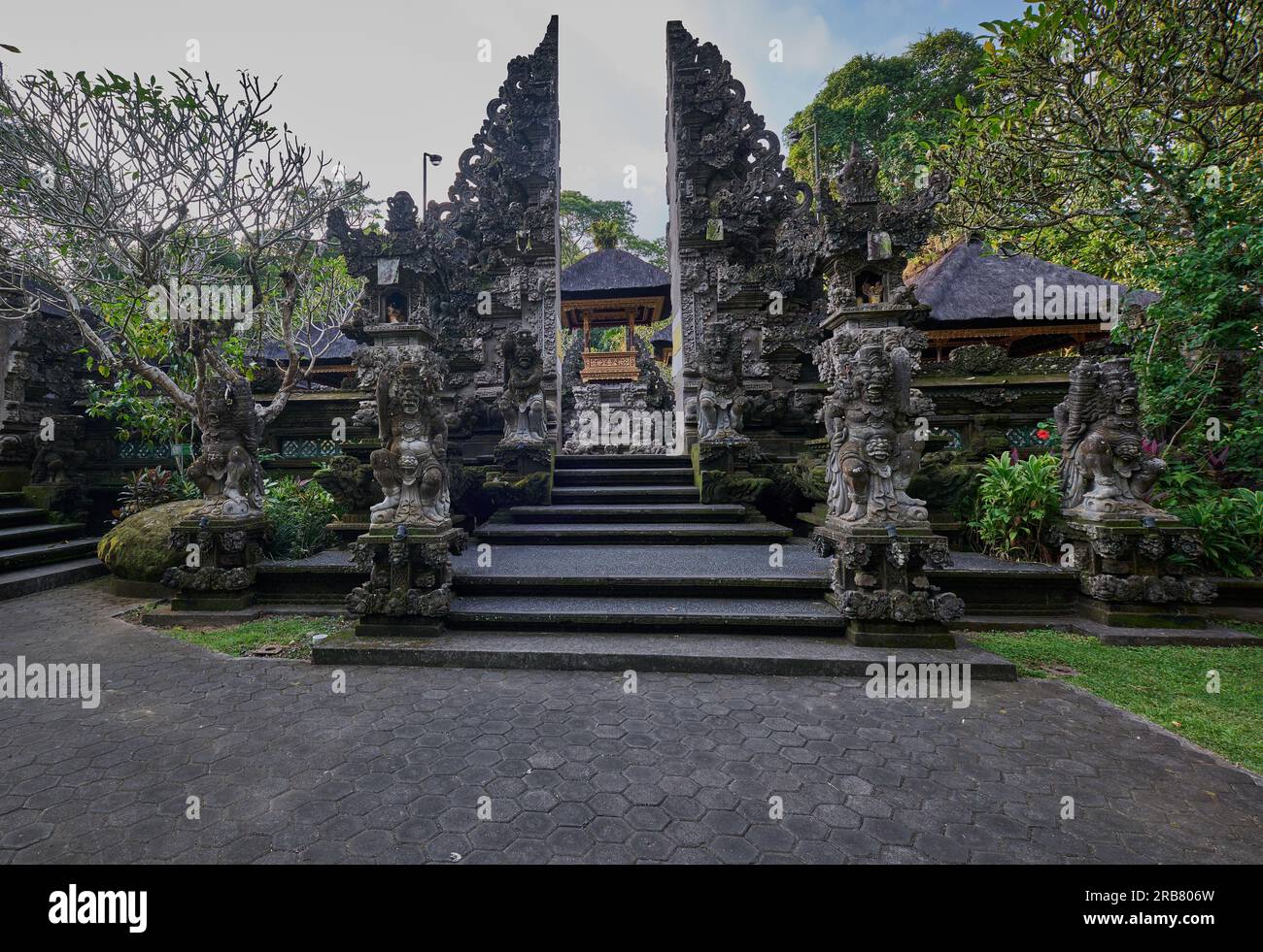 Pura Gunung Lebah, Gunung Lebah Tempel ist ein antiker Tempel in malerischer Dschungelumgebung mit kunstvoll verzierten Schnitzereien farbenfrohe Statuen in Ubud, Bali Stockfoto