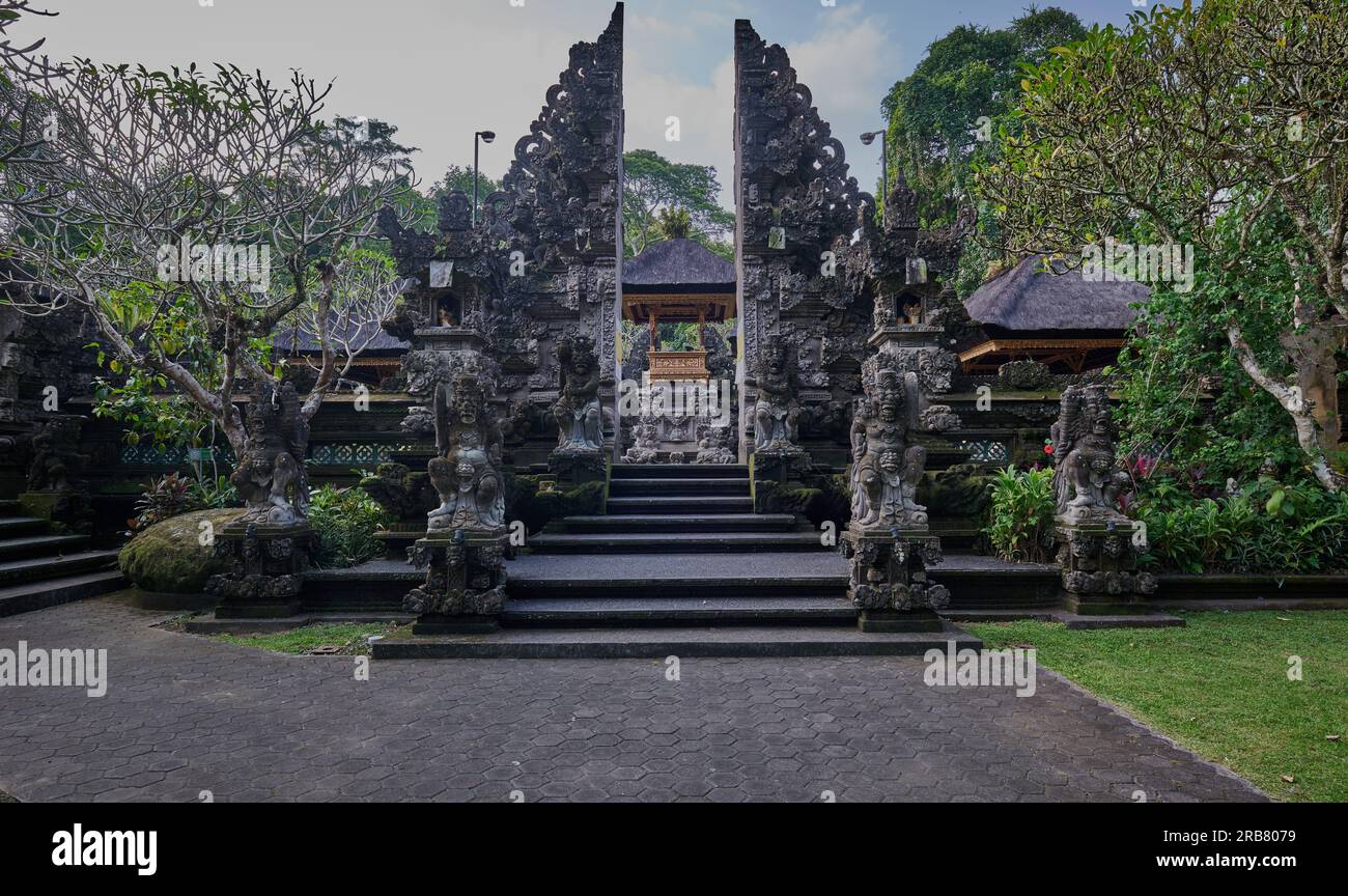 Pura Gunung Lebah, Gunung Lebah Tempel ist ein antiker Tempel in malerischer Dschungelumgebung mit kunstvoll verzierten Schnitzereien farbenfrohe Statuen in Ubud, Bali Stockfoto