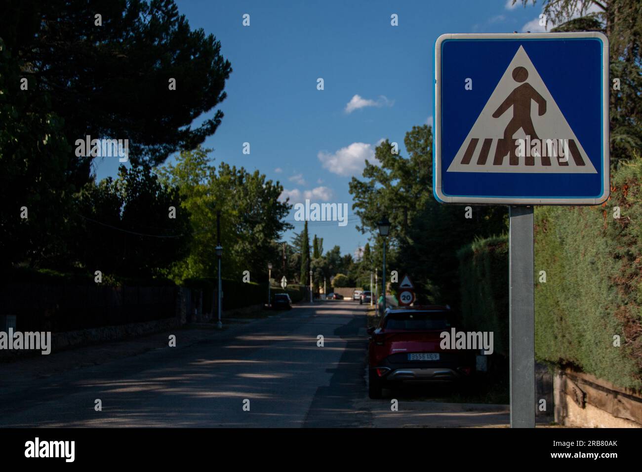 Verschiedene Verkehrsschilder. Fußgängerübergang oder Zebraübergang Stockfoto