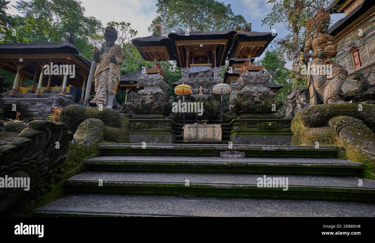 Pura Gunung Lebah, Gunung Lebah Tempel ist ein antiker Tempel in malerischer Dschungelumgebung mit kunstvoll verzierten Schnitzereien farbenfrohe Statuen in Ubud, Bali Stockfoto