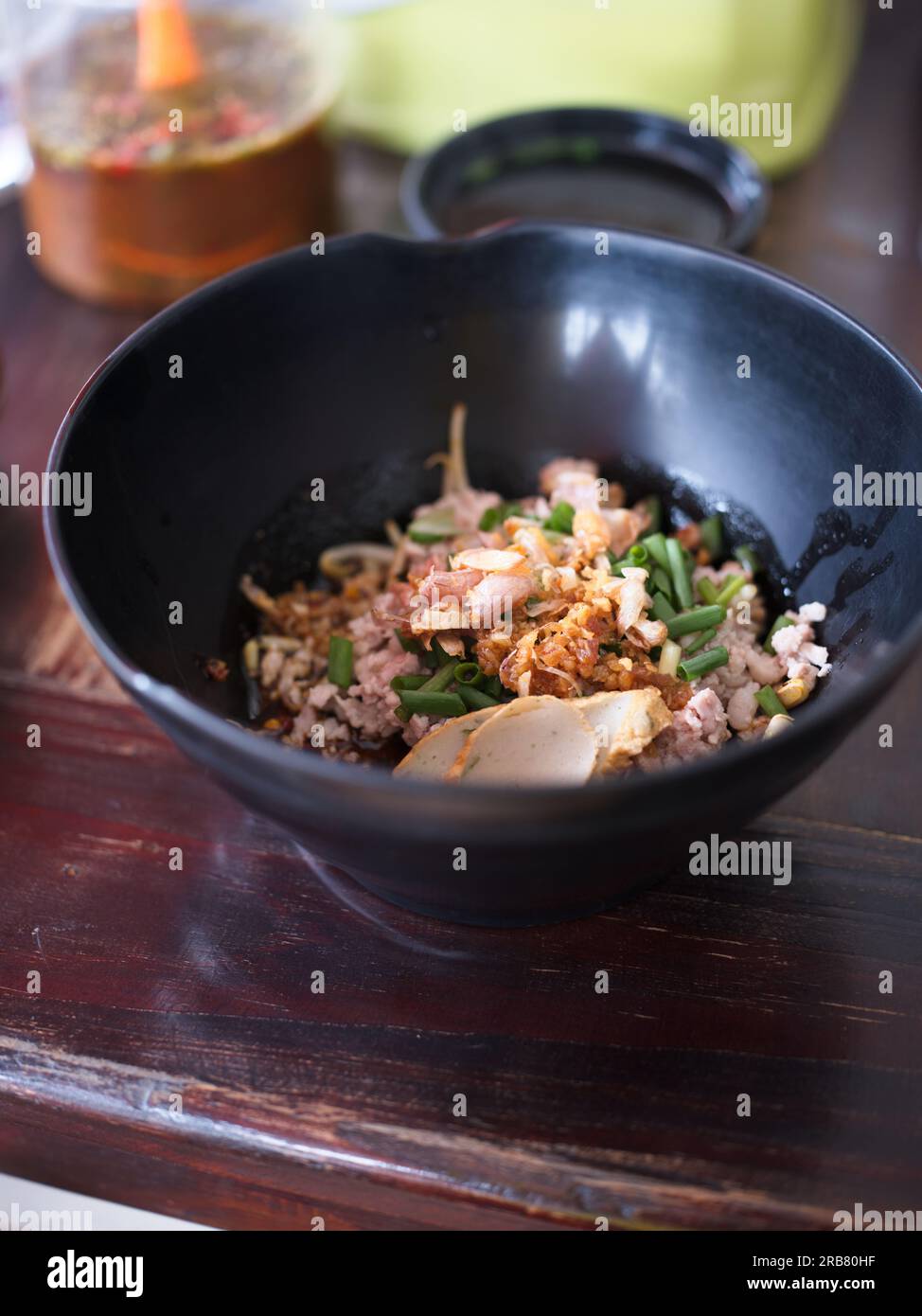 Fischball, Bohnensprossen und Hackfleisch ohne Nudeln und Suppe. DER THAILÄNDISCHE NAME ist ( kao lao Tom-Yam ). Platz für Text Stockfoto