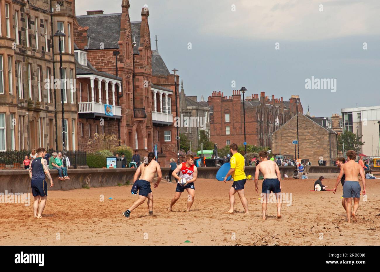 Portobello, Edinburgh, Schottland, Großbritannien. 8. Juli 2023 Temperatur von 20 Grad Celsius am Vormittag, heiß und feucht mit Duschen ab 10,15am Uhr. Viele Leute am Strand und an der Promenade. Kredit: Arch White/alamy Live News. Stockfoto