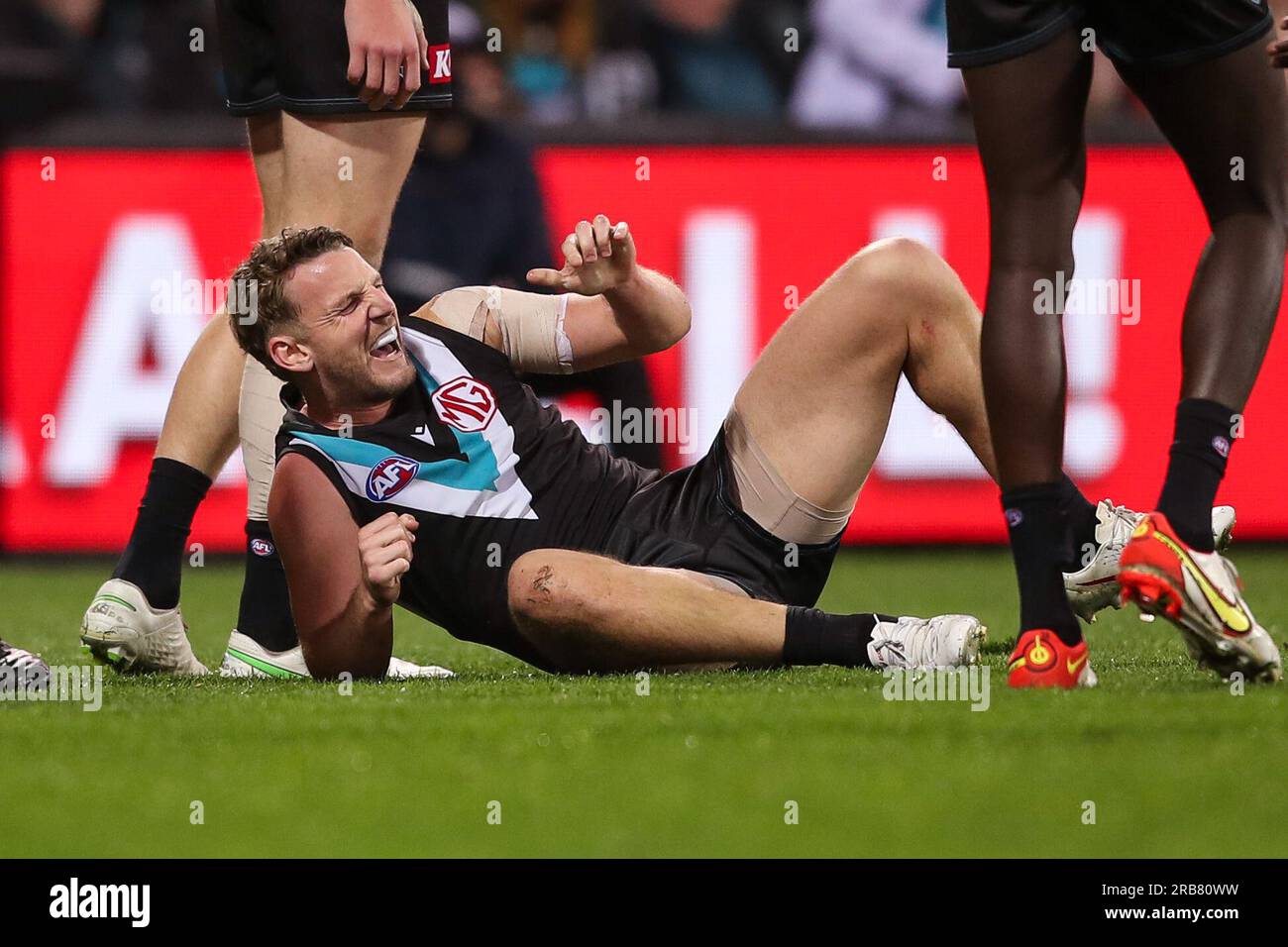 Adelaide, Australien. 08. Juli 2023. Trent McKenzie von der Macht wurde während des AFL Runde 17-Spiels zwischen der Port Adelaide Power und den Gold Coast Suns am Adelaide Oval in Adelaide am Samstag, den 8. Juli 2023 verletzt. (AAP Image/Matt Turner) KEINE ARCHIVIERUNG, NUR REDAKTIONELLE VERWENDUNG. Kredit: Australian Associated Press/Alamy Live News Stockfoto