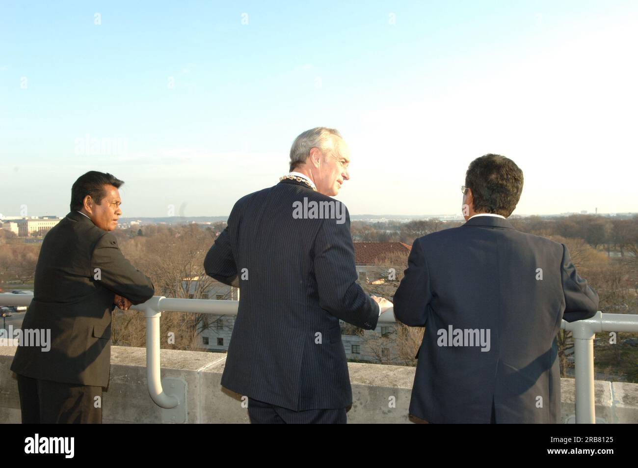 Treffen von Staatssekretär Dirk Kempthorne im Hauptinneren mit einer Regierungsdelegation der Republik Palau unter Leitung von Palau-Präsident Tommy Remengesau. Sekretär Kempthorne und Präsident Remengesau erörterten unter anderem die Möglichkeit, auf der Insel Peleliu in Palau ein nationales Kulturerbe zu errichten, sowie die bevorstehende Überprüfung des Palau-U.S. Kompakt der freien Assoziation. Stockfoto
