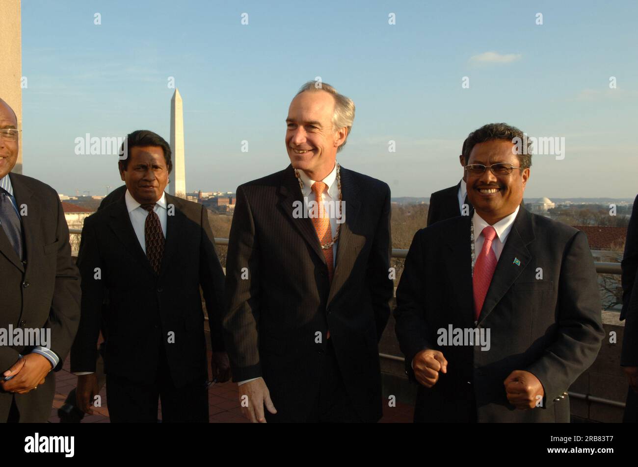 Treffen von Staatssekretär Dirk Kempthorne im Hauptinneren mit einer Regierungsdelegation der Republik Palau unter Leitung von Palau-Präsident Tommy Remengesau. Sekretär Kempthorne und Präsident Remengesau erörterten unter anderem die Möglichkeit, auf der Insel Peleliu in Palau ein nationales Kulturerbe zu errichten, sowie die bevorstehende Überprüfung des Palau-U.S. Kompakt der freien Assoziation. Stockfoto