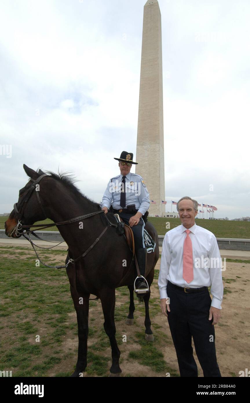 Besuch von Minister Dirk Kempthorne in Washington, D.C. Tidal Basin und Umgebung, wo er zu National Park Service Director Mary Bomar, National Mall and Memorial Parks Superintendent Peggy O'Dell und National Cherry Blossom Festival, Inc. Ging Präsidentin Diana Mayhew für eine Pressekonferenz zur Ankündigung neuer und verbesserter Besucherdienste in der National Mall rechtzeitig zum Cherry Bloossom Festival 2008. Der Minister sprach auch mit Mitarbeitern des National Park Service in den USA Parkpolizei und Besucher rund um das Tidal Basin und die National Mall. Stockfoto