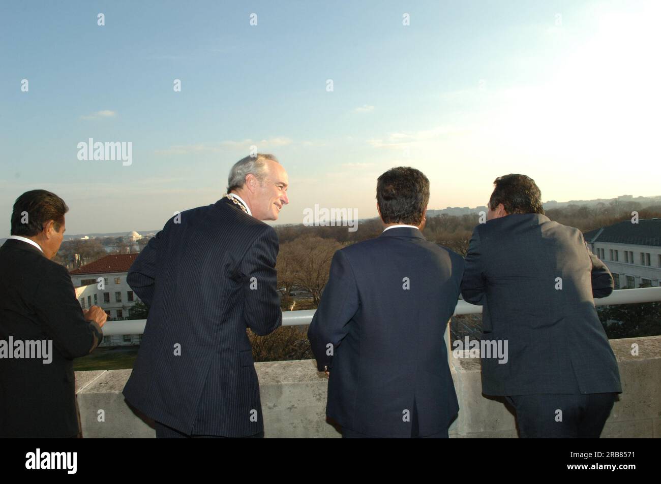 Treffen von Staatssekretär Dirk Kempthorne im Hauptinneren mit einer Regierungsdelegation der Republik Palau unter Leitung von Palau-Präsident Tommy Remengesau. Sekretär Kempthorne und Präsident Remengesau erörterten unter anderem die Möglichkeit, auf der Insel Peleliu in Palau ein nationales Kulturerbe zu errichten, sowie die bevorstehende Überprüfung des Palau-U.S. Kompakt der freien Assoziation. Stockfoto