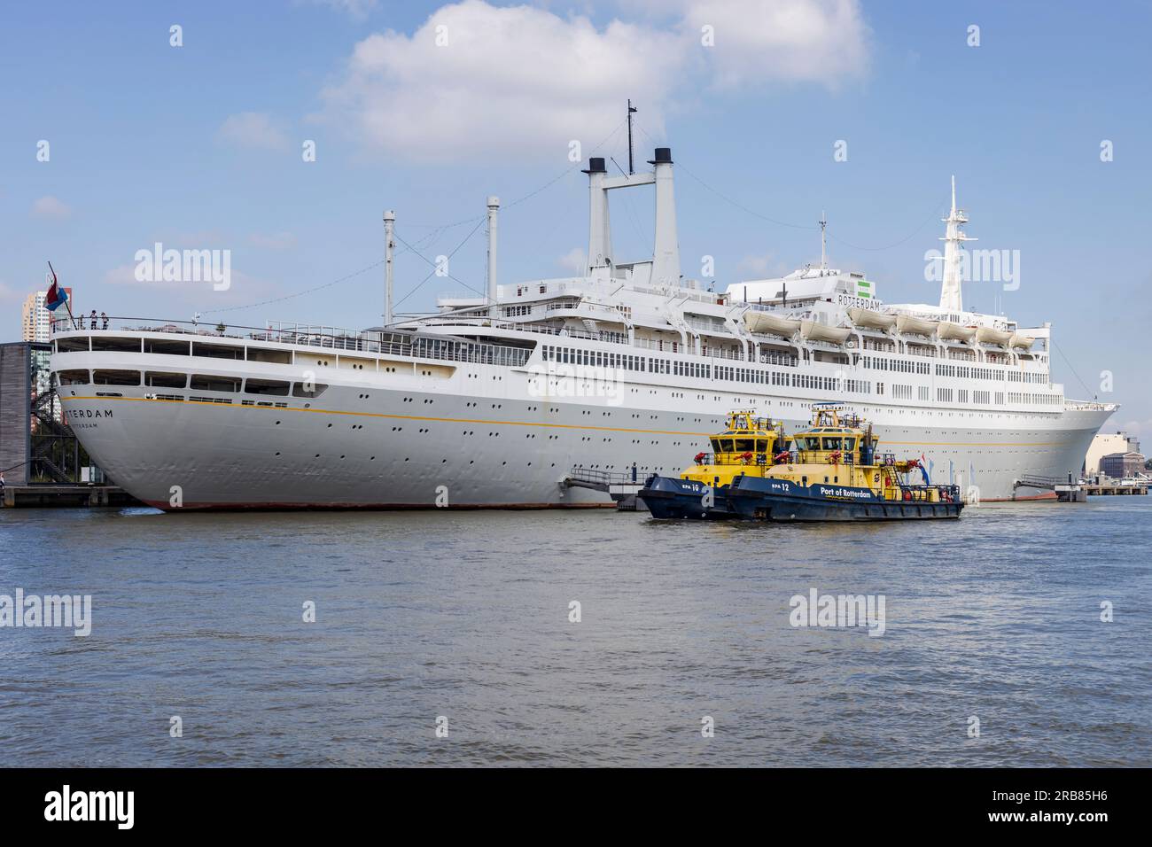 Rotterdam, Niederlande - 2021-07-09: SS Rottrdam, begleitet von zwei Schiffen der Hafenbehörde von Rotterdam an einem sonnigen Tag Stockfoto