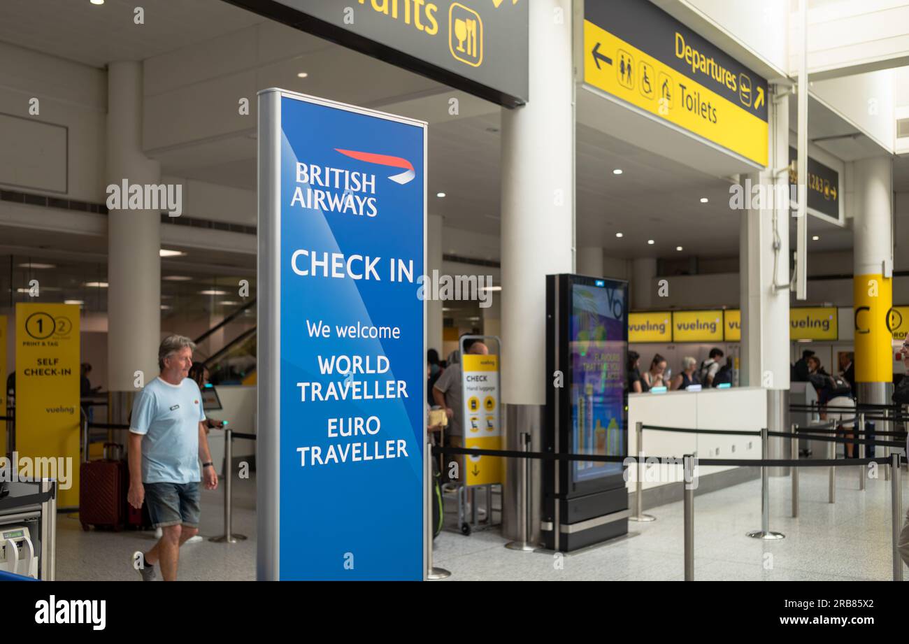 Ein Schild für den Check-in-Bereich von British Airways am Flughafen London Gatwick, South Terminal, in West Sussex, Großbritannien. Stockfoto