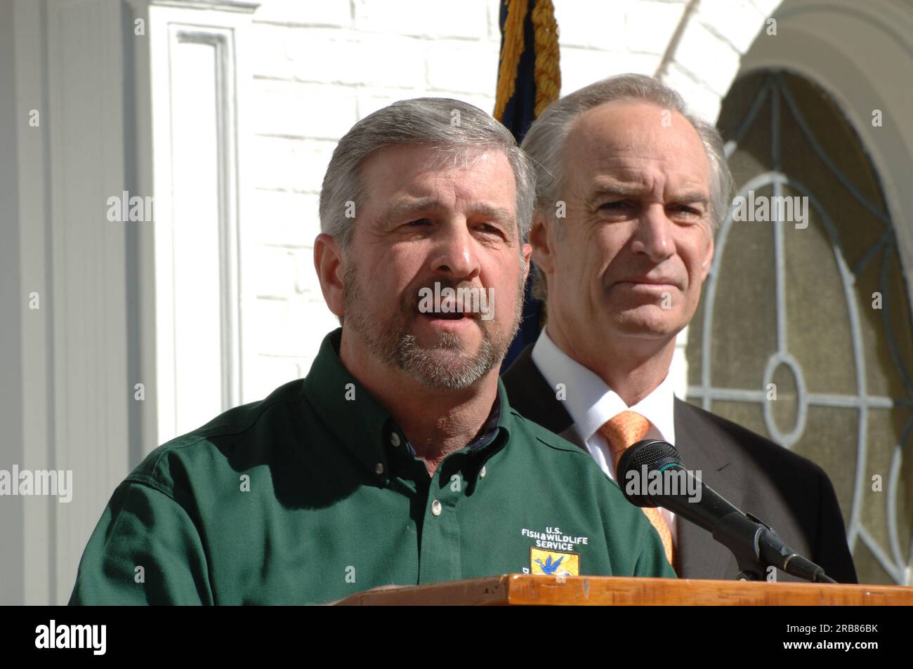 Ankündigung des Vorschlags, den braunen Pelikan aus der Liste der gefährdeten Arten zu streichen, in der Gouverneurswohnung in Baton Rouge, Louisiana, zusammen mit Minister Dirk Kempthorne, Gouverneur Bobby Jindal, Direktor des Dienstes für Fisch und Tierwelt H. Dale Hall, Und andere Beamte bei der Unterzeichnung und Pressekonferenz, die die Erholung der Spezies in Louisiana und anderen Golfküsten-Staaten markieren Stockfoto