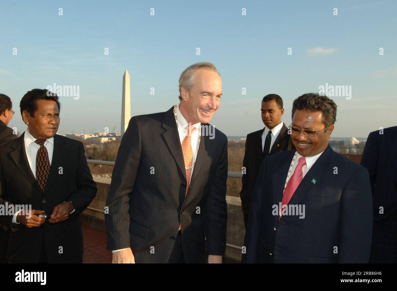 Treffen von Staatssekretär Dirk Kempthorne im Hauptinneren mit einer Regierungsdelegation der Republik Palau unter Leitung von Palau-Präsident Tommy Remengesau. Sekretär Kempthorne und Präsident Remengesau erörterten unter anderem die Möglichkeit, auf der Insel Peleliu in Palau ein nationales Kulturerbe zu errichten, sowie die bevorstehende Überprüfung des Palau-U.S. Kompakt der freien Assoziation. Stockfoto