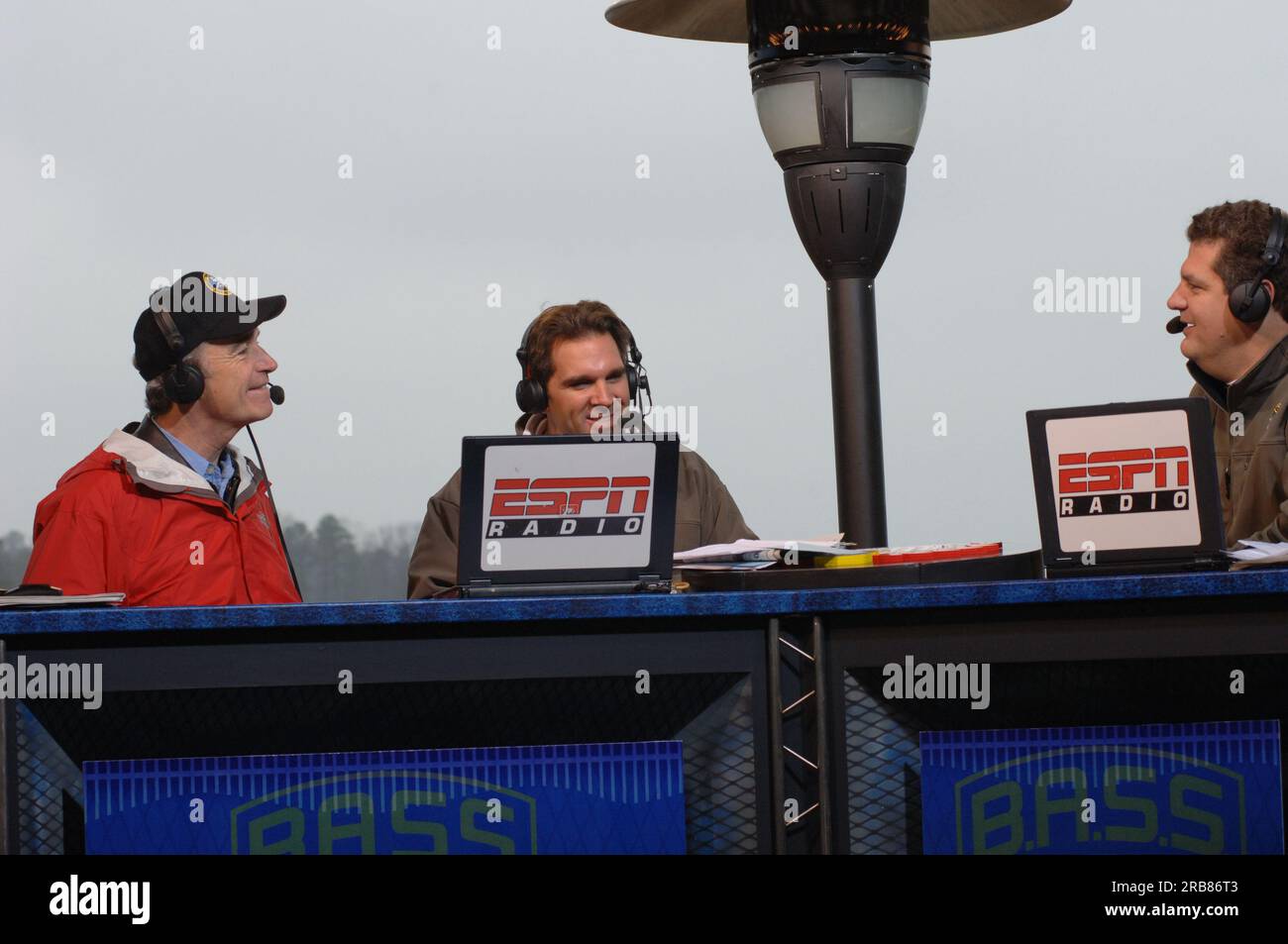 Teil der Mike and Mike Show von ESPN Radio, die gemeinsam von Mike Greenberg und Mike Golic beim Bassmasters Classic Professional Fishing Turnier in Greenville, South Carolina, ausgerichtet wird, mit Gastauftritt von Minister Dirk Kempthorne Stockfoto