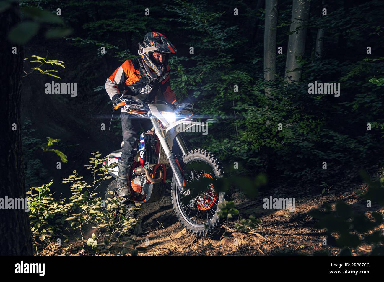 Bilder vom Enduro-Motorrad Amator-Training im Wald Stockfoto