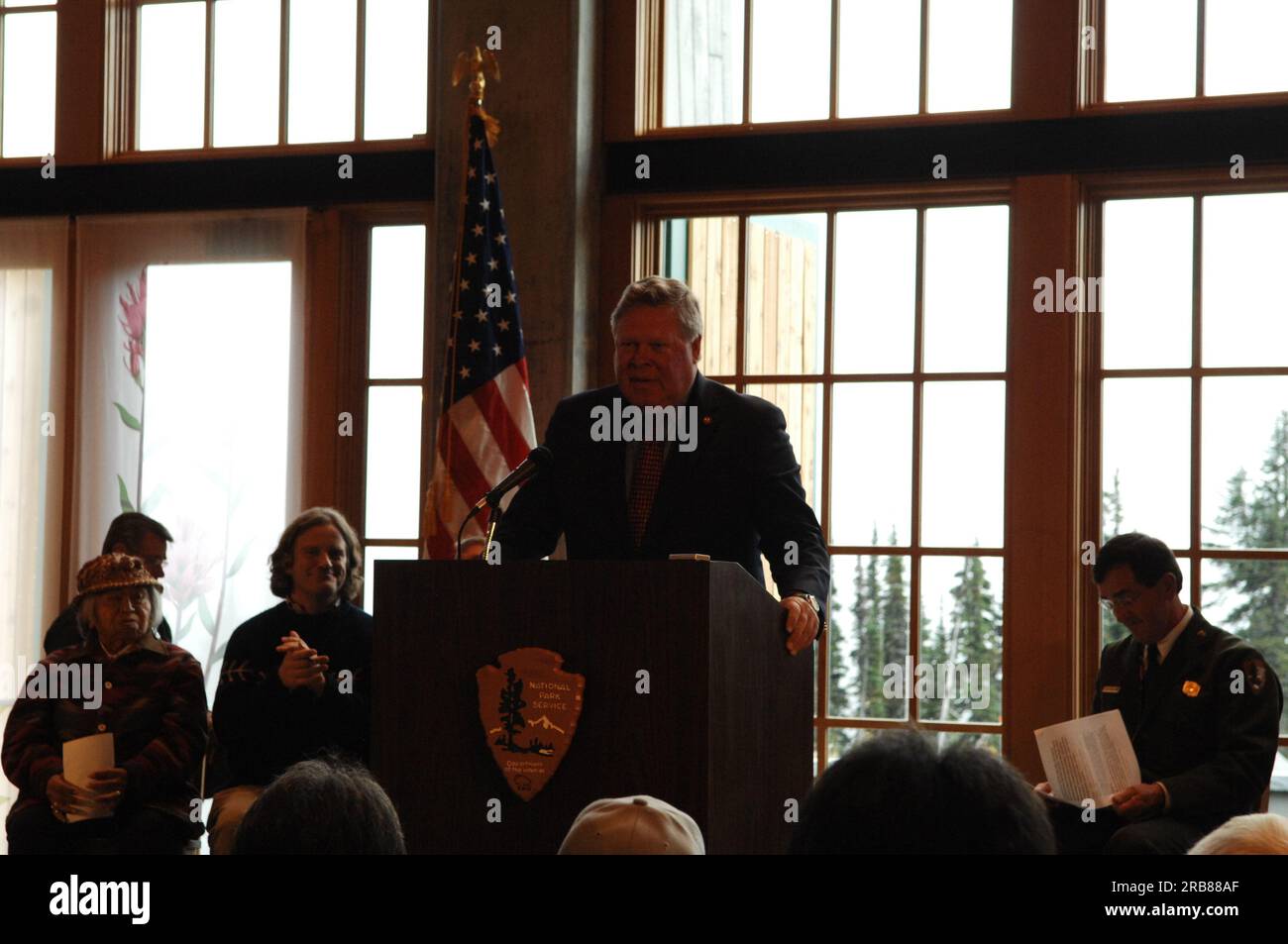 Minister Dirk Kempthorne besucht den Mount Rainier National Park in Washington, wo er bei der großen Eröffnungs- und Einweihungszeremonie für das neue Henry M. Jackson Memorial Visitor Center im Paradise Area of the Park die Grundsatzrede hielt. Minister Kempthorne wurde von Würdenträgern begleitet, darunter: Washington Congressman Norman Dicks, Vorsitzender des Unterkomitees des Hauses für Nationalparks; National Park Service Pacific West Regional Director Jonathan Jarvis; Mount Rainier Superintendent Dave Uberuaga; stellvertretender Innenminister für Wasser und Wissenschaft Kameran Onley; Nisqu Stockfoto