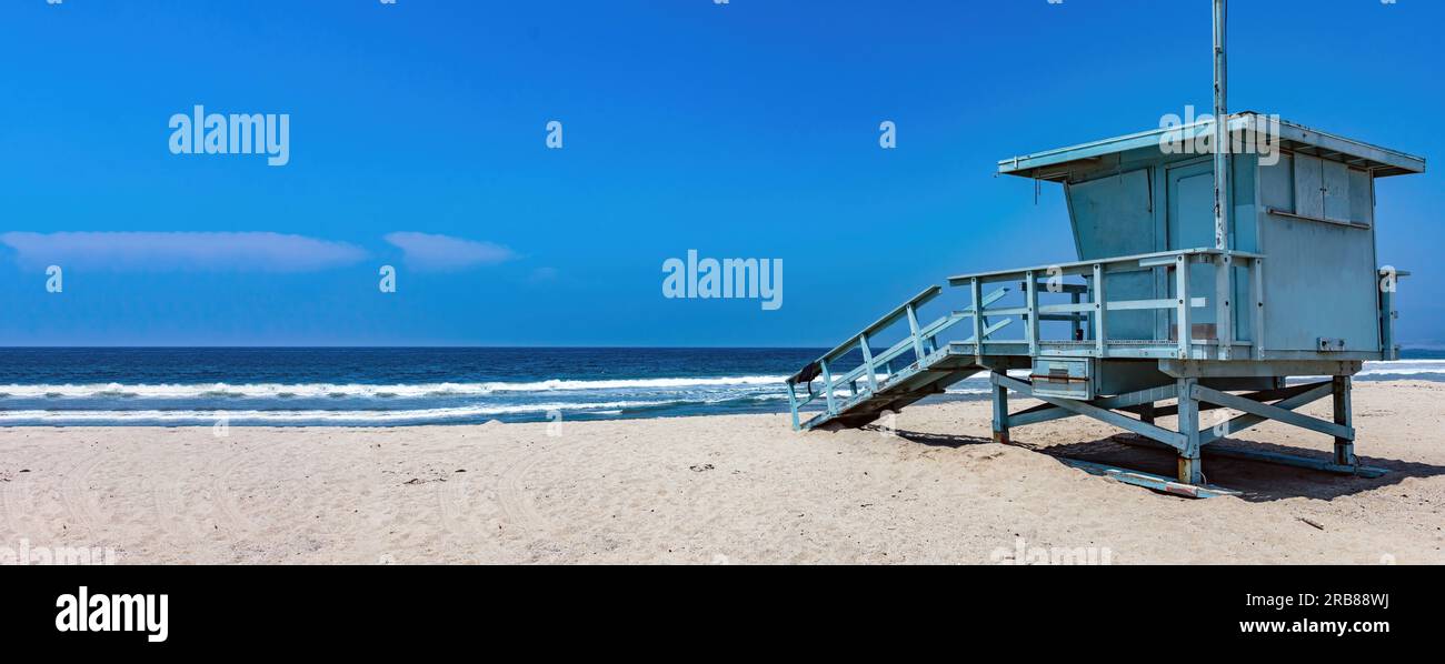 Rettungsschwimmturm am leeren Sandstrand von Venedig, Pazifikküste Los Angeles, Kalifornien, USA. Blauer Himmel und Meer, Kopierraum. Banner Stockfoto