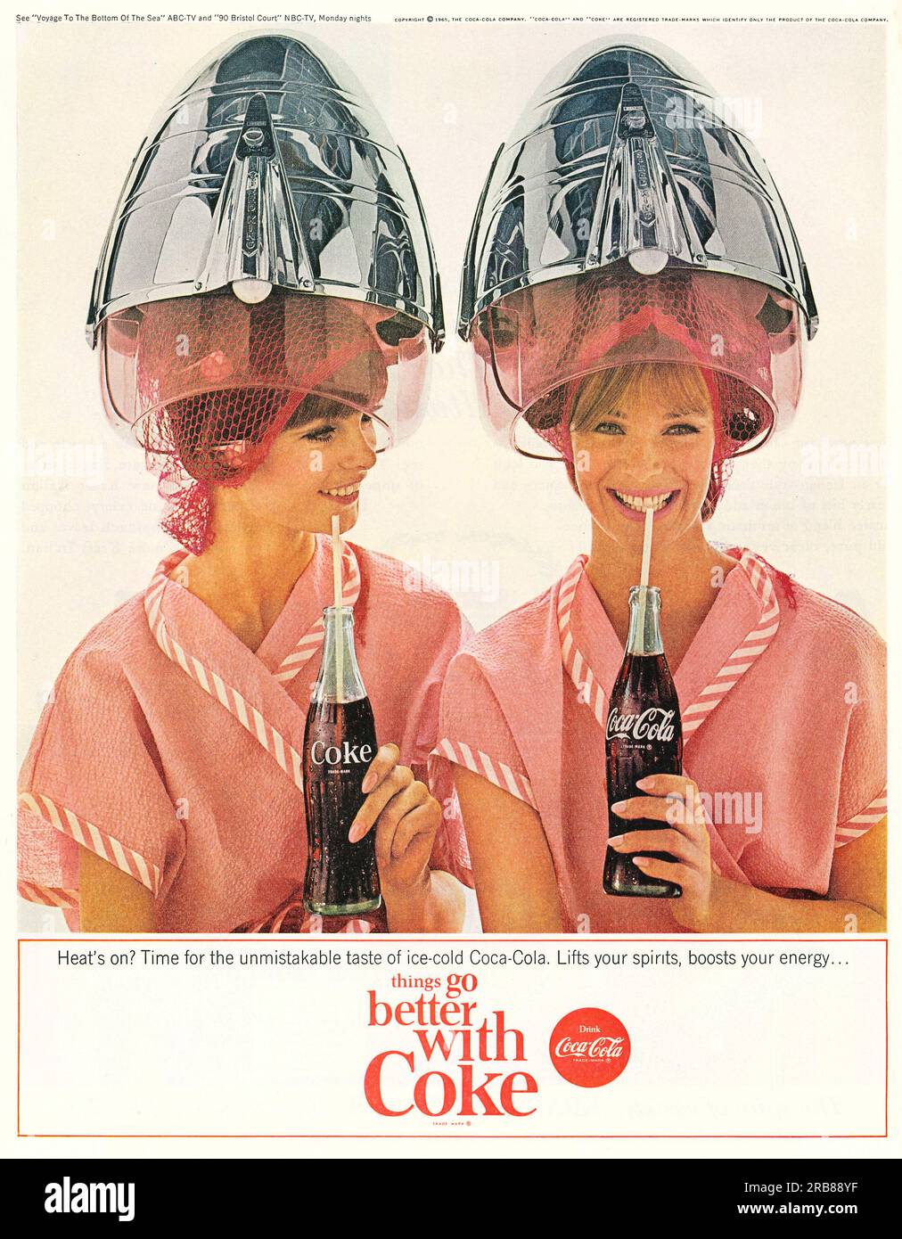 Coca-Cola-Werbung, Frauen im Friseursalon mit Heißbechern in einem Journal-Magazin, 1965. Mit Cola läuft es besser Stockfoto