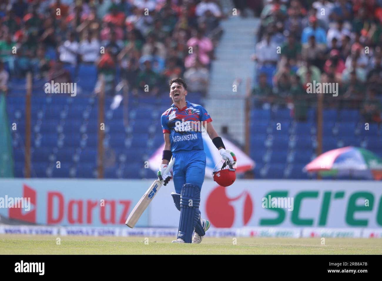 Der afghanische Batter Rahmanullah Gurbaz feiert seine hundert Läufe während des Zweiten One Day International (ODI)-Spiels von Bangladesch und Afghanistan Stockfoto