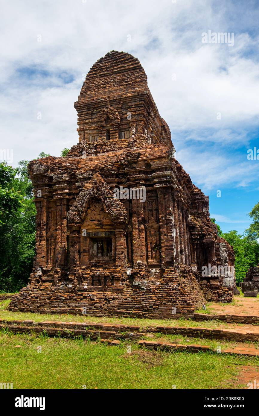 Überreste von Hindu-Tempeln im My Son Sanctuary, einem UNESCO-Weltkulturerbe in Vietnam. Stockfoto