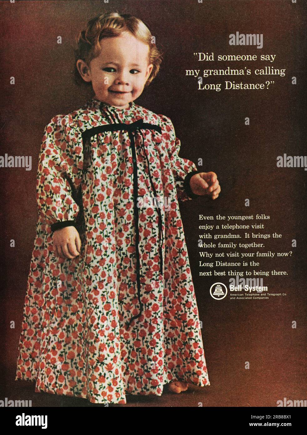 Telefonanlage Enkelin ruft Großmutter Fernwerbung in einer Zeitschrift 1965 Stockfoto