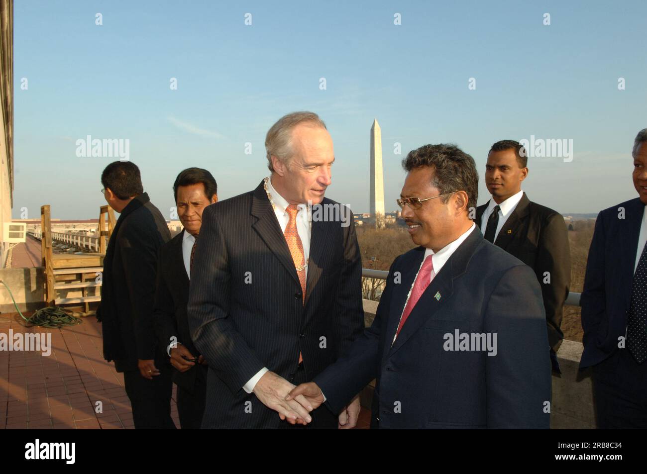 Treffen von Staatssekretär Dirk Kempthorne im Hauptinneren mit einer Regierungsdelegation der Republik Palau unter Leitung von Palau-Präsident Tommy Remengesau. Sekretär Kempthorne und Präsident Remengesau erörterten unter anderem die Möglichkeit, auf der Insel Peleliu in Palau ein nationales Kulturerbe zu errichten, sowie die bevorstehende Überprüfung des Palau-U.S. Kompakt der freien Assoziation. Stockfoto