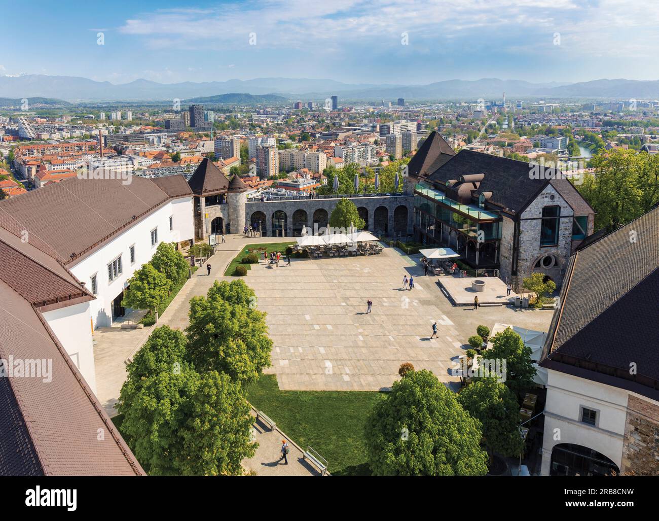 Ljubljana, Slowenien. Der Innenhof des Schlosses Ljubljana mit der Stadt im Hintergrund. Stockfoto