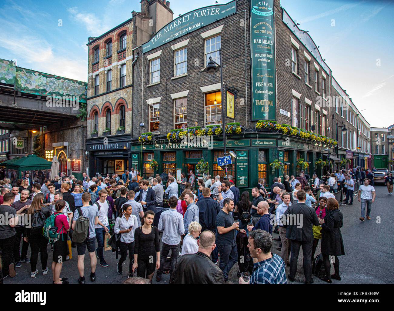 Menschen trinken außerhalb der Markt Porter Pub, Borough Market, London, England Stockfoto