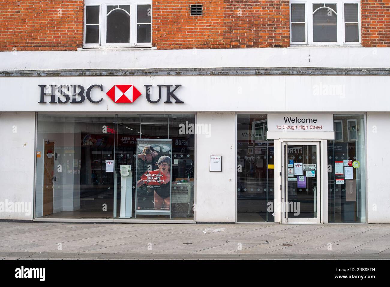 Slough, Berkshire, Großbritannien. 6. Juli 2023. Eine Bankfiliale von HSBC in der Slough High Street. Immer mehr Banken schließen, während sich Großbritannien in Richtung einer bargeldlosen Gesellschaft bewegt und immer mehr Menschen Online-Banking betreiben. Kredit: Maureen McLean/Alamy Stockfoto