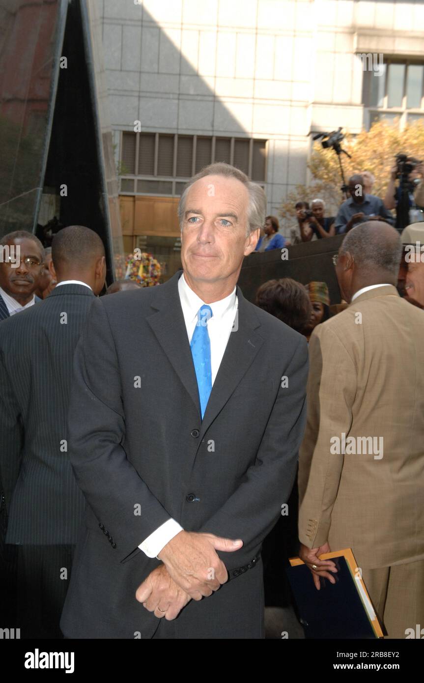 Einweihung einer neuen Gedenkfeier am African Begräbnisplatz National Monument in New York City, New York, mit einer Grundsatzrede von Minister Dirk Kempthorne und Vorträgen von Würdenträgern, darunter New Yorker Bürgermeister Michael Bloomberg, New Yorker Senator Charles Schumer, General Services Administrator Lurita Doan, Dan Wenk, stellvertretender Direktor des Nationalparkdienstes, afrikanische Grabstätte Superintendent Tara Morrison, New York Public Library Schomburg Center for Research in Black Culture Director Howard Dodson, Dichterin und Schriftstellerin Maya Angelou, und Schauspieler Sidney Poitier und Avery Brooks. Th Stockfoto