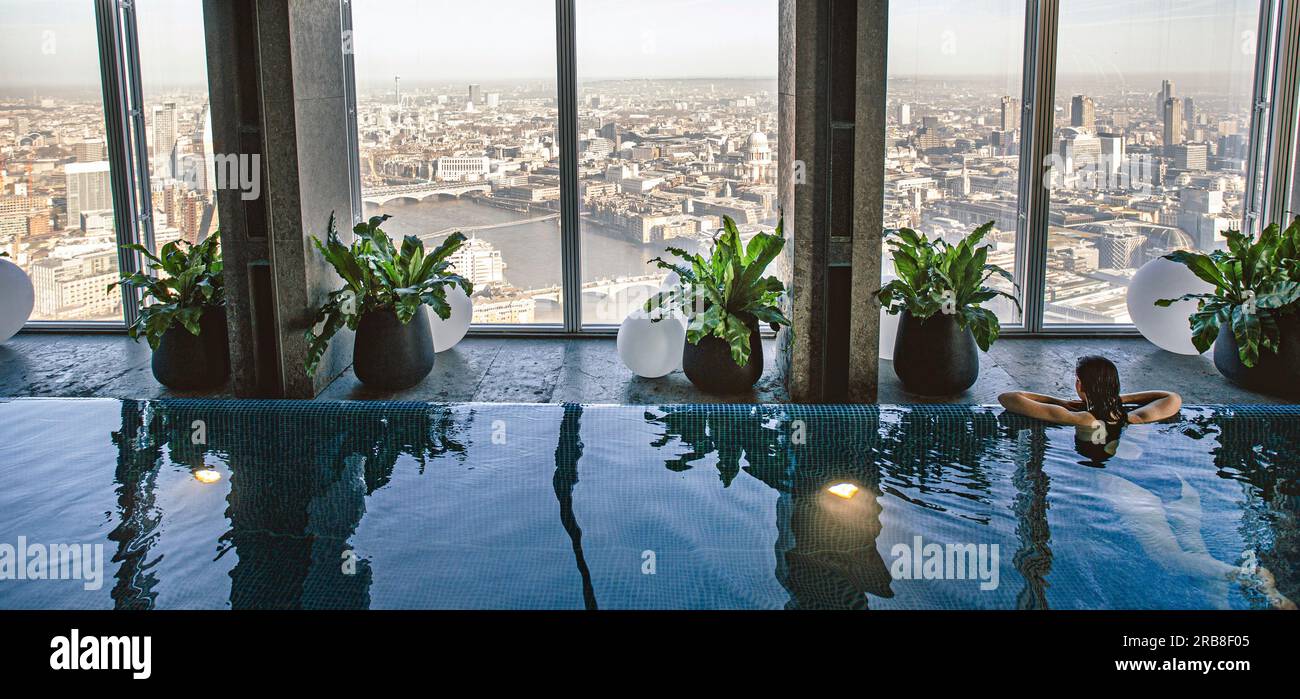 Das Shangri-La Hotel ist der Shard Swimming Pool. Unser Infinity Sky Pool liegt 52 Stockwerke über London und ist der höchste Hotelpool in Westeuropa Stockfoto
