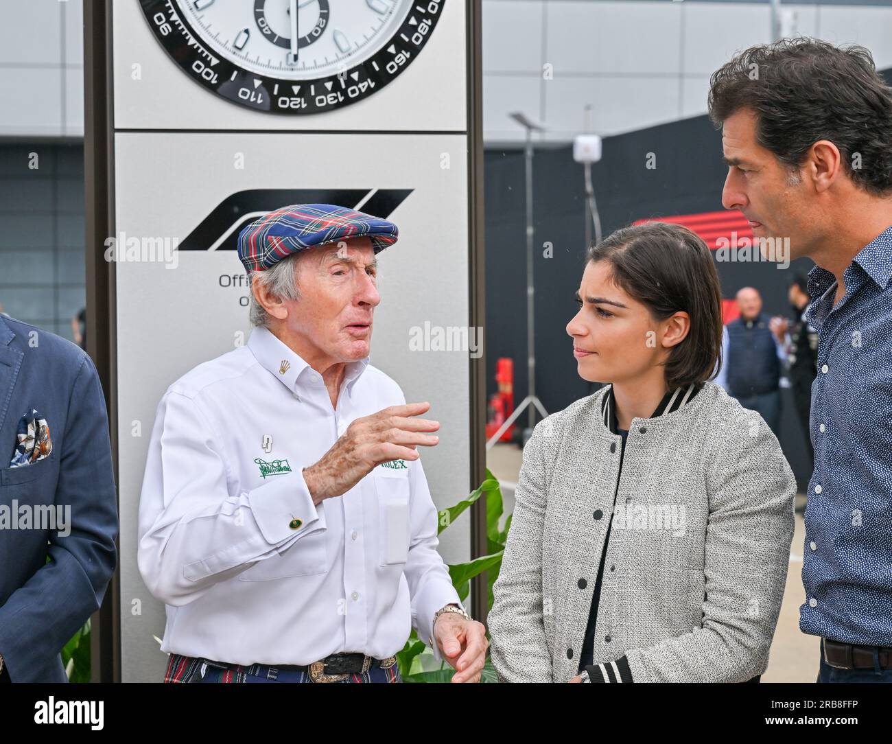 Towcester, Großbritannien. 08. Juli 2023. Silverstone, Towcester, Northamptonshire, Großbritannien, am 08 2023. Juli. Sir Jackie Stewart spricht mit Jamie Chadwick und Mark Webber im Paddock während des Formel-1-Grand Prix von Aramco British in Silverstone, Towcester, Northamptonshire, Großbritannien am 08 2023. Juli. Kredit: Francis Knight/Alamy Live News Stockfoto