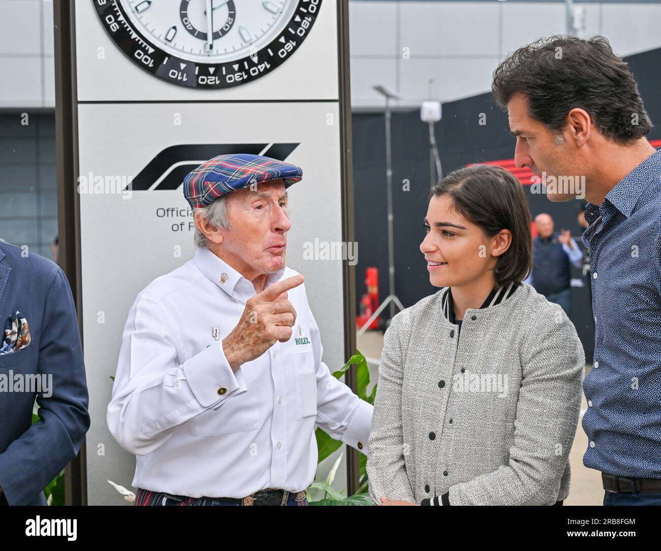 Towcester, Großbritannien. 08. Juli 2023. Silverstone, Towcester, Northamptonshire, Großbritannien, am 08 2023. Juli. Sir Jackie Stewart spricht mit Jamie Chadwick und Mark Webber im Paddock während des Formel-1-Grand Prix von Aramco British in Silverstone, Towcester, Northamptonshire, Großbritannien am 08 2023. Juli. Kredit: Francis Knight/Alamy Live News Stockfoto