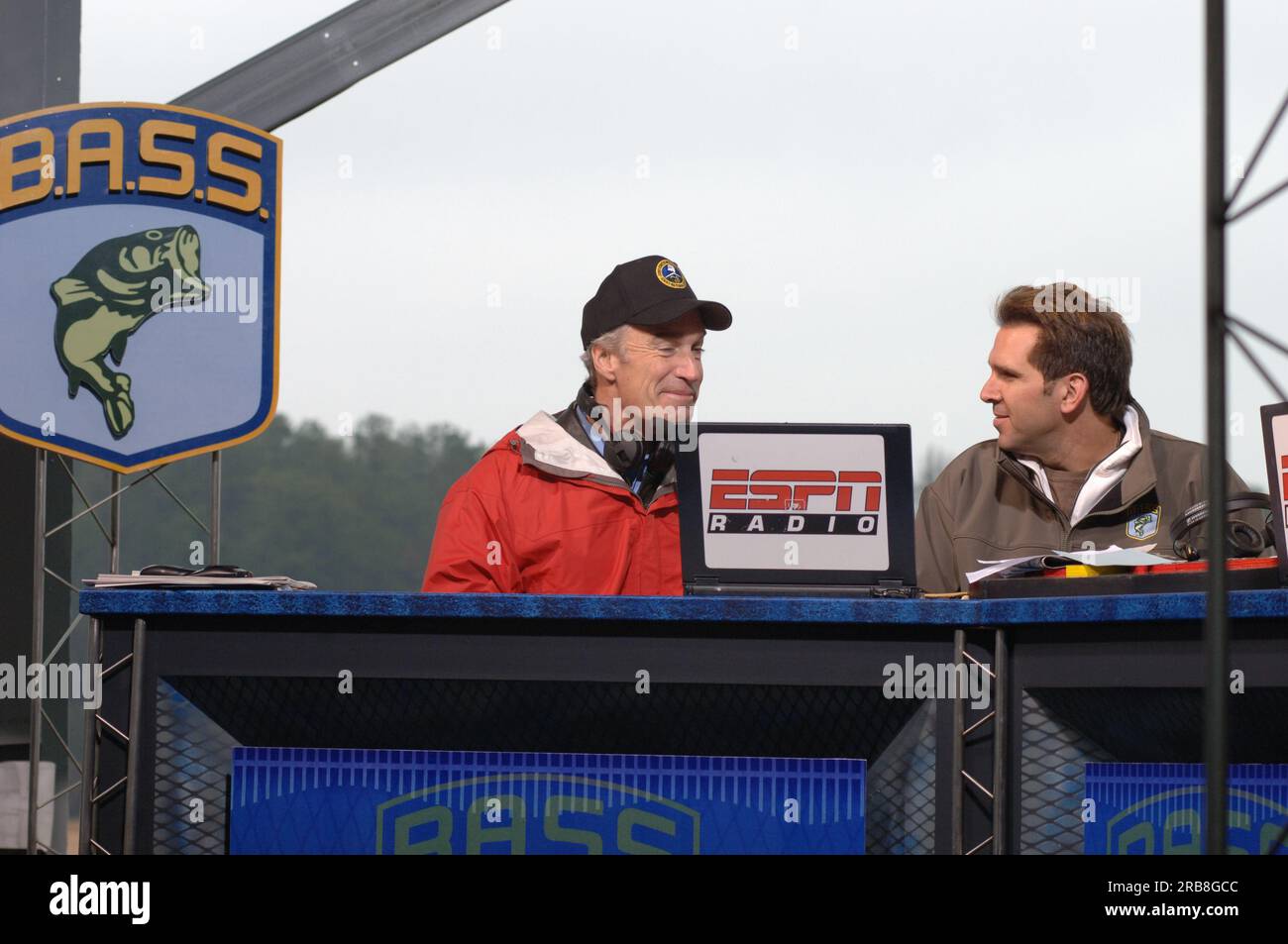Teil der Mike and Mike Show von ESPN Radio, die gemeinsam von Mike Greenberg und Mike Golic beim Bassmasters Classic Professional Fishing Turnier in Greenville, South Carolina, ausgerichtet wird, mit Gastauftritt von Minister Dirk Kempthorne Stockfoto