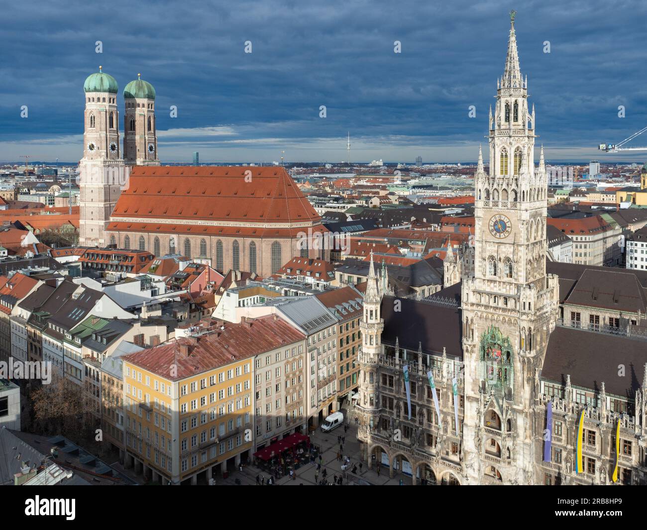 München, Deutschland - Dezember 31. 2022: Blick über die Stadt München mit der Frauenkirche und dem neuen Rathaus Stockfoto