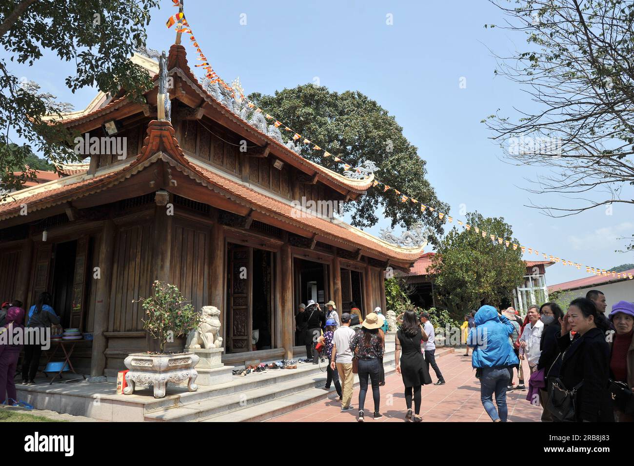 Những người hành Hương đi chùa ở Vietnam. Pilger gehen zu Pagoden in Vietnam / वियतनाम में तीर्थयात्री पगोडा जाते हैं. 越南旅游, वियतनाम पर्यटन, 베트남 관광 Stockfoto