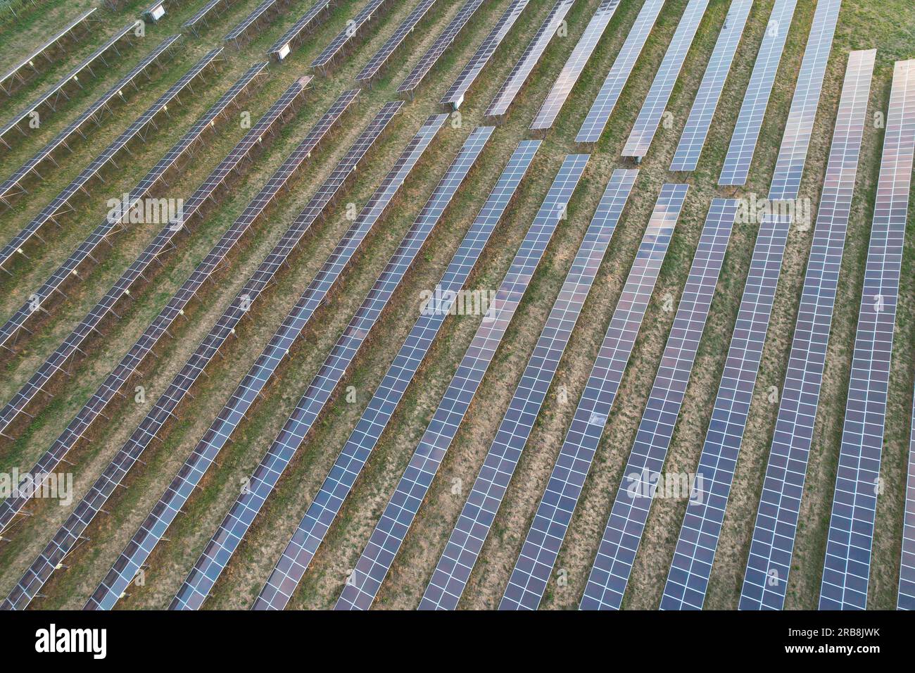Modernes Solarkraftwerk, Photovoltaik-Paneele grüne Energie Stromerzeugung, neues Kraftwerk, europäische Energiekrise 2022, Green Deal, Tschechische republik Stockfoto