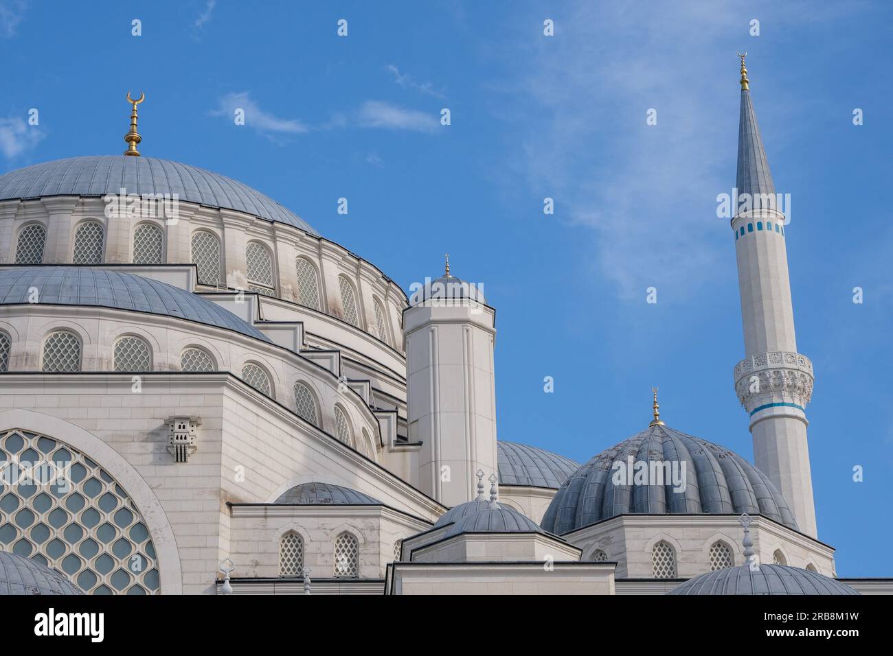 Çamlıca-Moschee-Minarett und Kuppeln mit blauem Himmelshintergrund. EID Mubarek Hintergrundkonzept. Selektiver Fokus eingeschlossen. Offener Bereich. Stockfoto