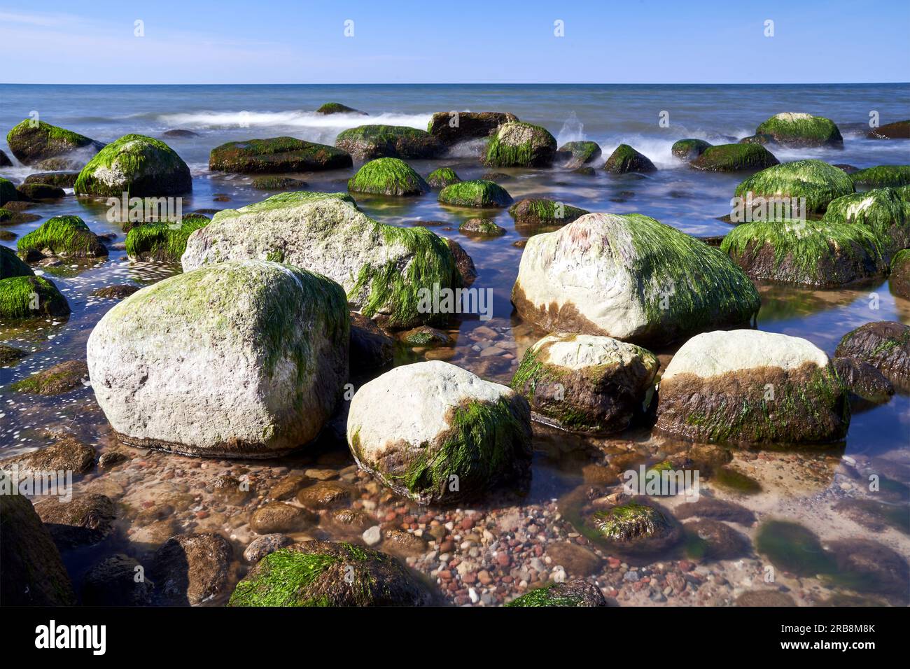 Felsbrocken an einem Kieselstrand an der Ostsee auf der Insel Wolin in Polen Stockfoto