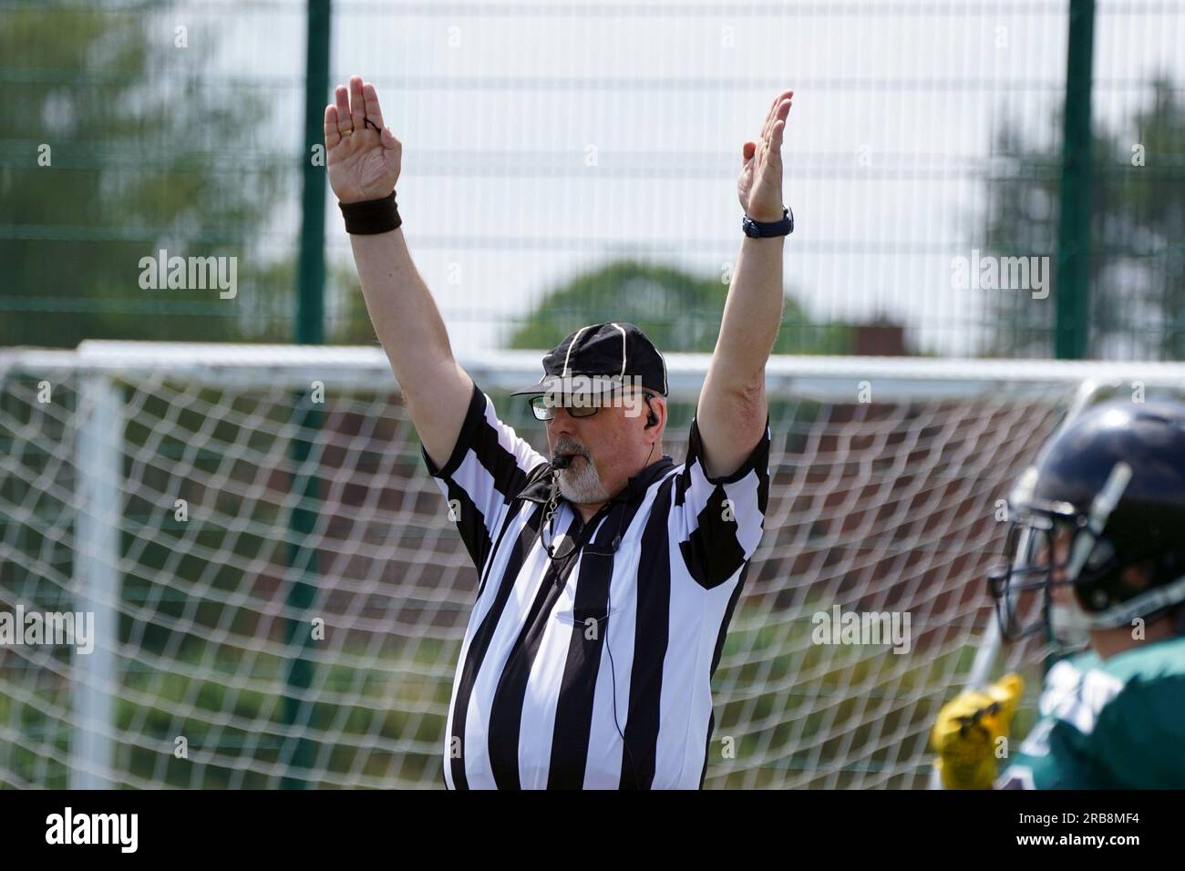American Football-Offizieller signalisiert Touchdown Stockfoto