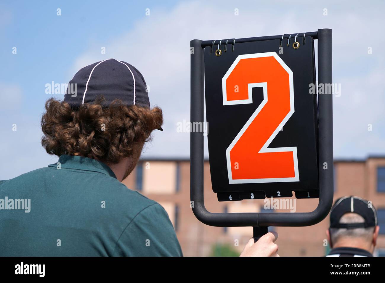 American Football-Offizieller mit Daunenmarkierung Stockfoto