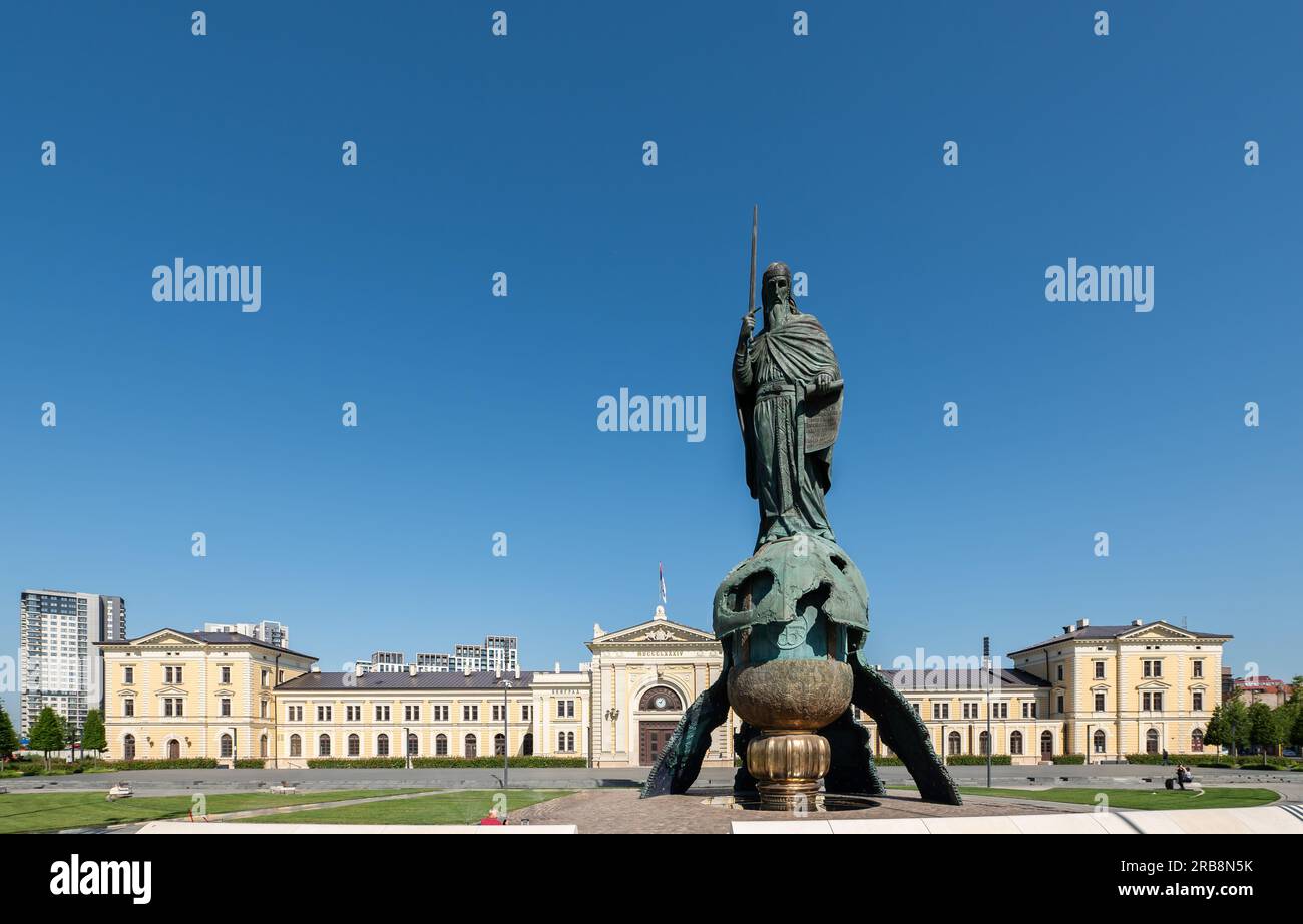 Belgrad, Serbien. 08. Juli 2023. Das Denkmal des mittelalterlichen serbischen Prinzen Stefan Nemanja steht auf dem Sava-Platz vor dem ehemaligen Hauptbahnhofgebäude. Kredit: Silas Stein/dpa/Alamy Live News Stockfoto