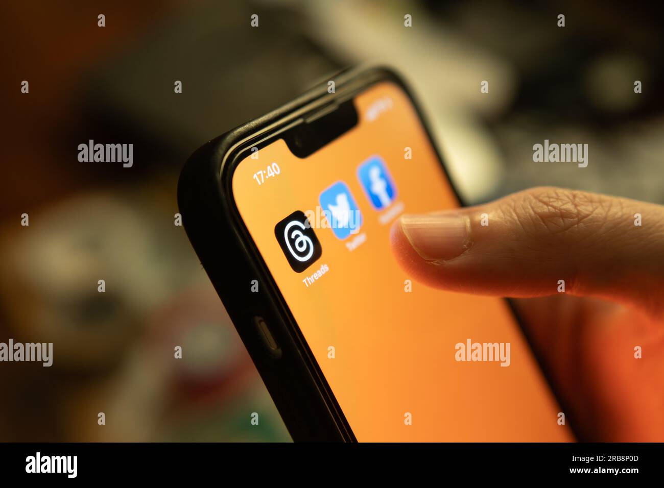 Bangkok, Thailand - 8. Juli 2023 : iPhone 13 zeigt seinen Bildschirm mit Threads, einer Online-App für soziale Medien von Meta, Icons. Stockfoto