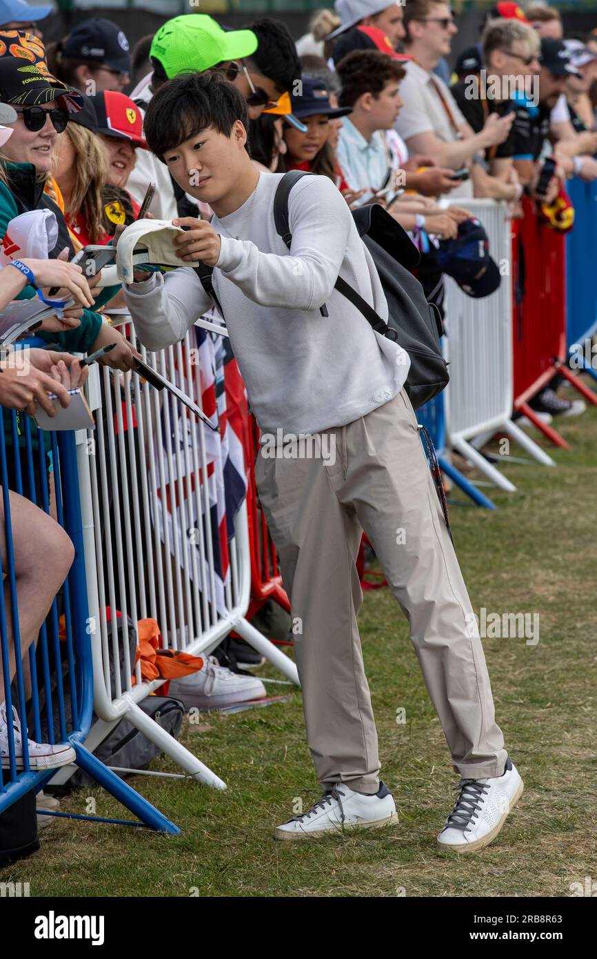 8. Juli 2023: Silverstone Circuit, Northamptonshire, England: Formel 1 2023 Aramco F1 Grand Prix: Qualifikationstag; Scuderia Alpha Tauri Fahrer Yuki Tsunoda signiert Fans Cap Stockfoto