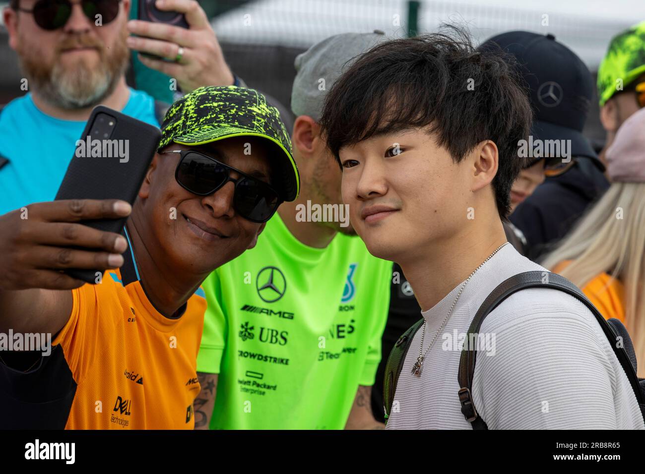 8. Juli 2023: Silverstone Circuit, Northamptonshire, England: Formel 1 2023 Aramco F1 Grand Prix: Qualifying Day; Scuderia Alpha Tauri Fahrer Yuki Tsunoda posiert für ein Selfie Stockfoto