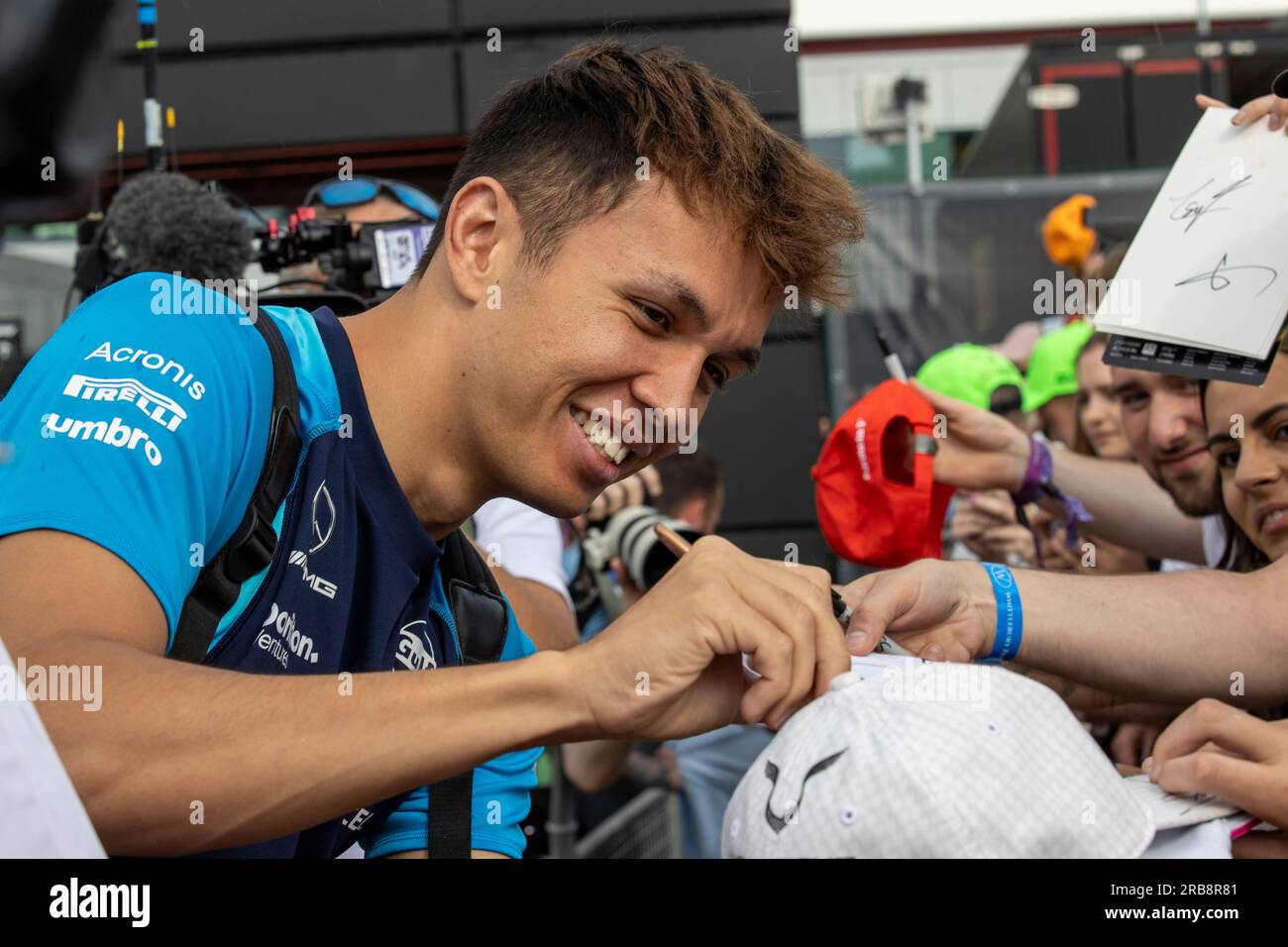 8. Juli 2023: Silverstone Circuit, Northamptonshire, England: Formel 1 2023 Aramco F1 Grand Prix: Qualifying Day; Williams Racing Fahrer Alex Albon signiert ein Autogramm Stockfoto