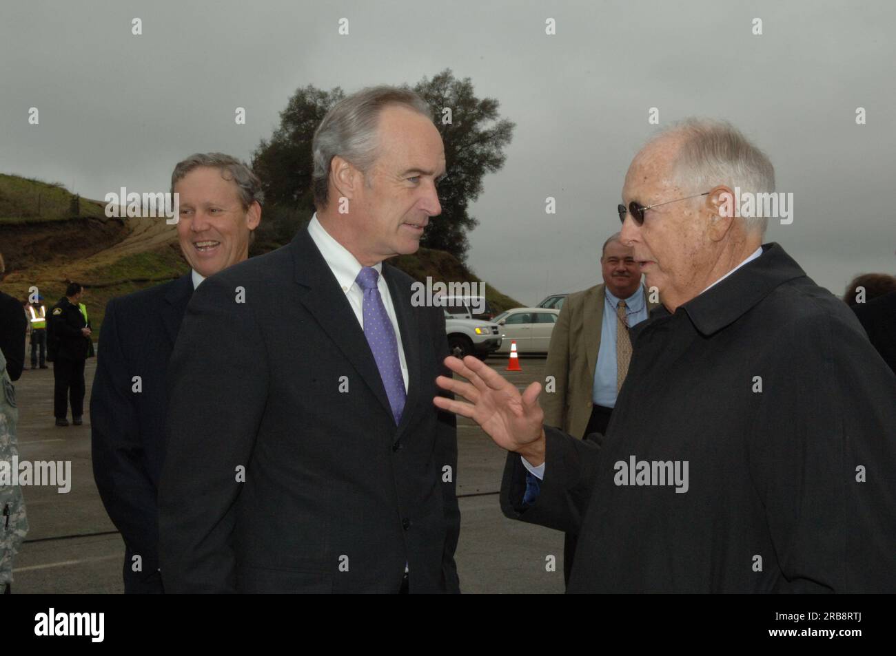 Teilnehmer der bahnbrechenden Zeremonie am Folsom Dam Overlook, Folsom, Commernia, starten den Bau des Folsom Dam Joint Federal Project, wobei Minister Dirk Kempthorne zum kalifornischen Gouverneur Arnold Schwarzenegger, USA, beitritt Armeekorps der Ingenieure Brigadegeneral John McMahon, kalifornische Kongressabgeordnete Doris Matsui und Kongressabgeordnete Dan Lungren und John Doolittle, Calfornia Staatssenatoren Darrell Steinberg und Dave Cox, Und Sacramento Bürgermeisterin Heather Fargo unter den Würdenträgern, die zur Verfügung stehen, um den Beginn des Projekts zu markieren, das eine Partnerschaft zwischen dem Bureau of Reclamation, t, repräsentiert Stockfoto