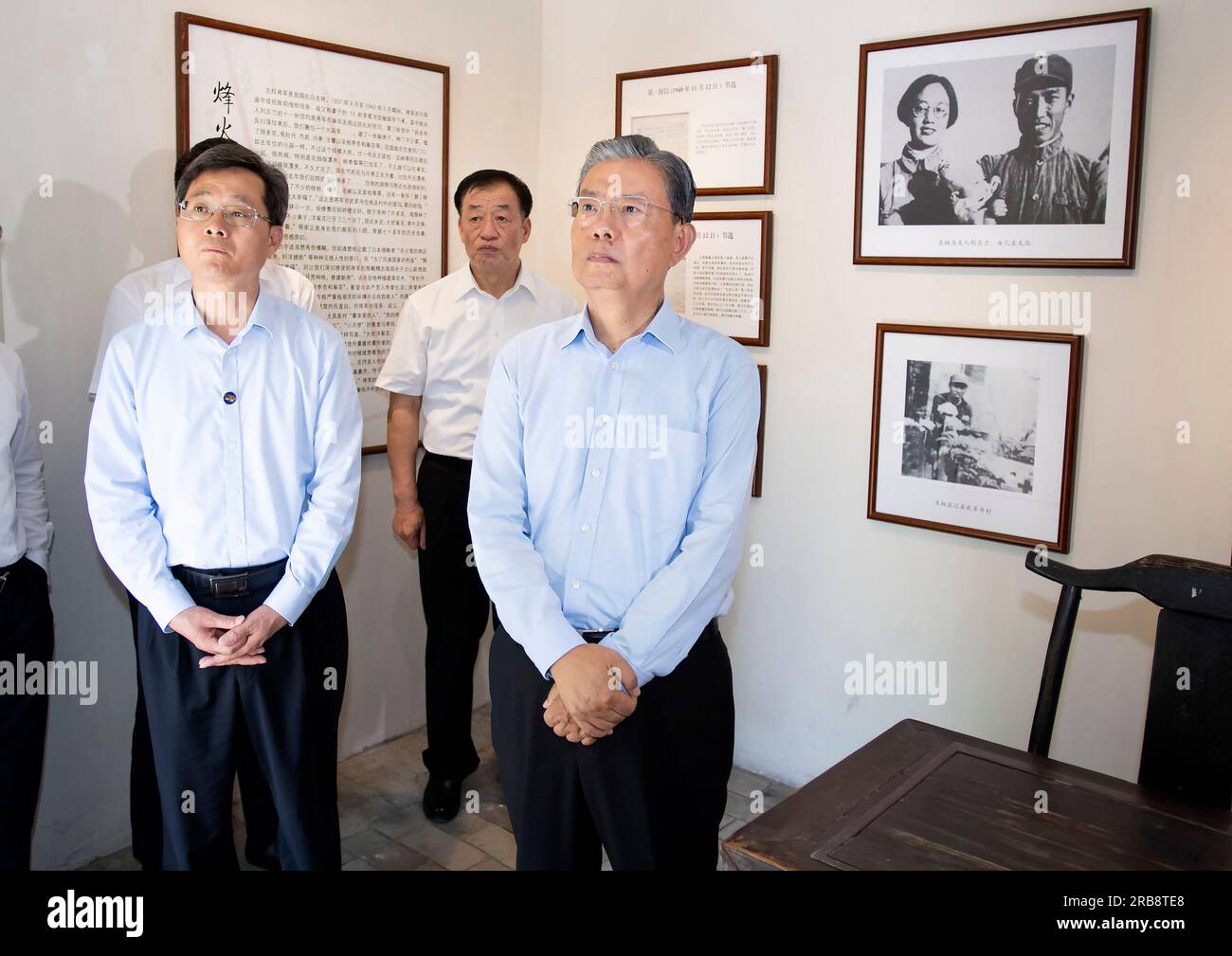 Taiyuan, Chinas Provinz Shanxi. 6. Juli 2023. Zhao Leji, Mitglied des Ständigen Ausschusses des Politischen Büros des Zentralkomitees der Kommunistischen Partei Chinas und Vorsitzender des Ständigen Komitees des Nationalen Volkskongresses, besucht den ehemaligen Standort des Hauptquartiers der 8. Route Army im Bezirk Zuoquan in der nordchinesischen Provinz Shanxi, 6. Juli 2023. Zhao unternahm von Dienstag bis Freitag eine Forschungsreise in der nordchinesischen Provinz Shanxi. Kredit: Li Tao/Xinhua/Alamy Live News Stockfoto