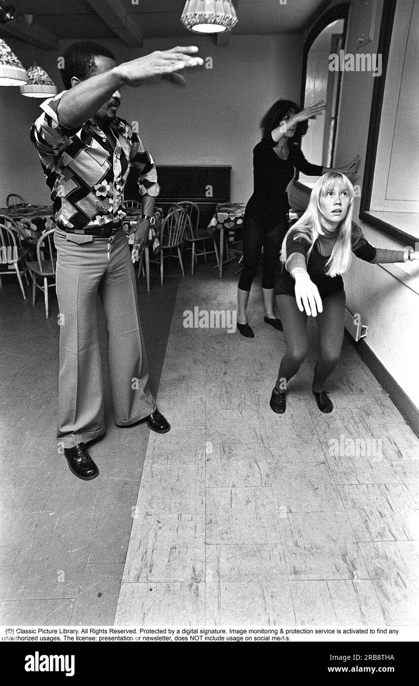 Die Pop-Gruppe ABBA. Die beiden weiblichen Mitglieder Anni-Frid Lyngstad  und Agnetha Fältskog üben und trainieren in Vorbereitung auf die  bevorstehende Folk Park Tour im Jahr 1975. Choreographin Graham Tainton  leitet die Übungen.